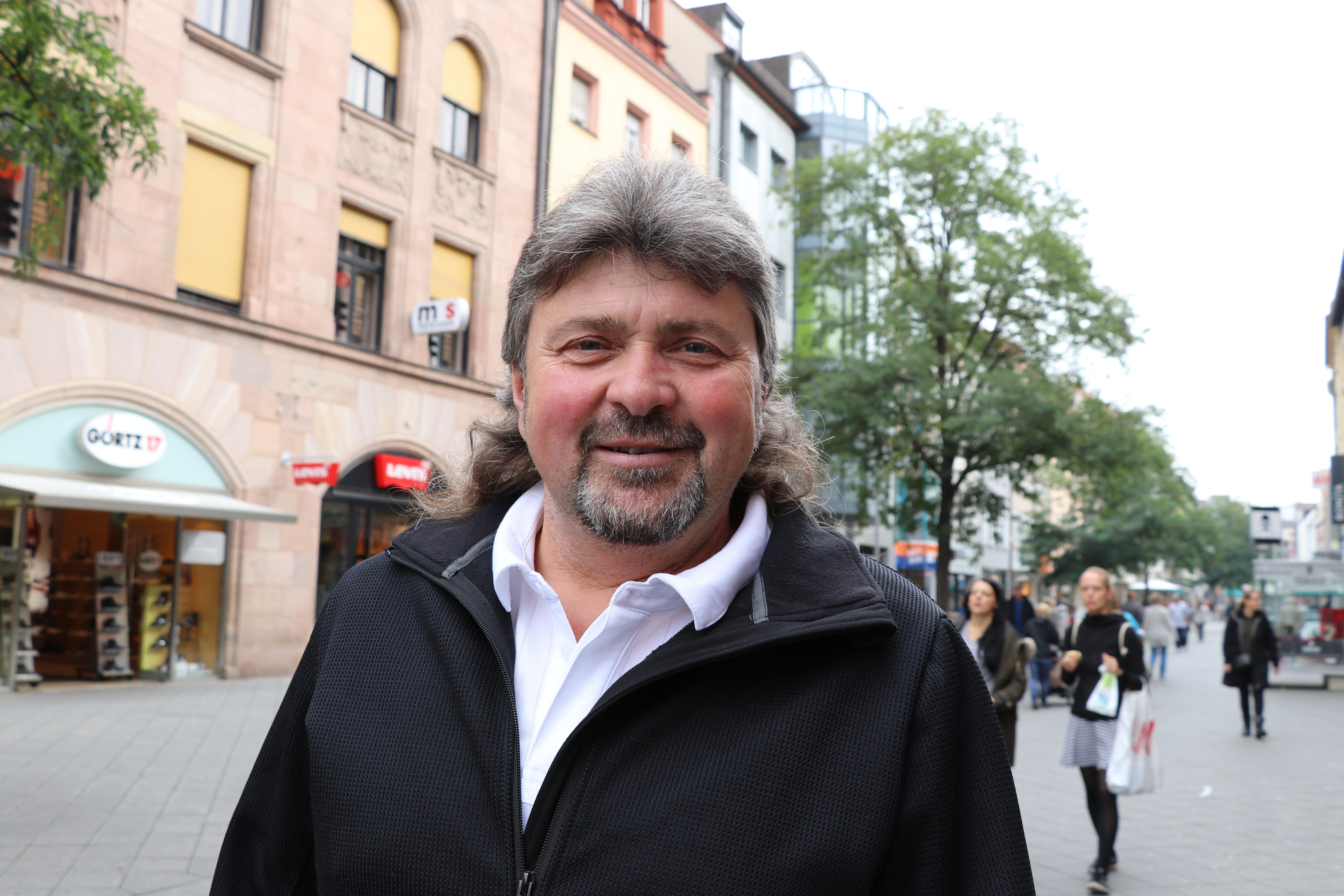 "Ich bin grundsätzlich gegen Tierversuche, weil das eine Sauerei ist, dass man das alles an den Tieren ausprobiert. Man sollte andere Möglichkeiten entwickeln, um die Medikamente zu testen. Und wie gesagt, ich bin dagegen."