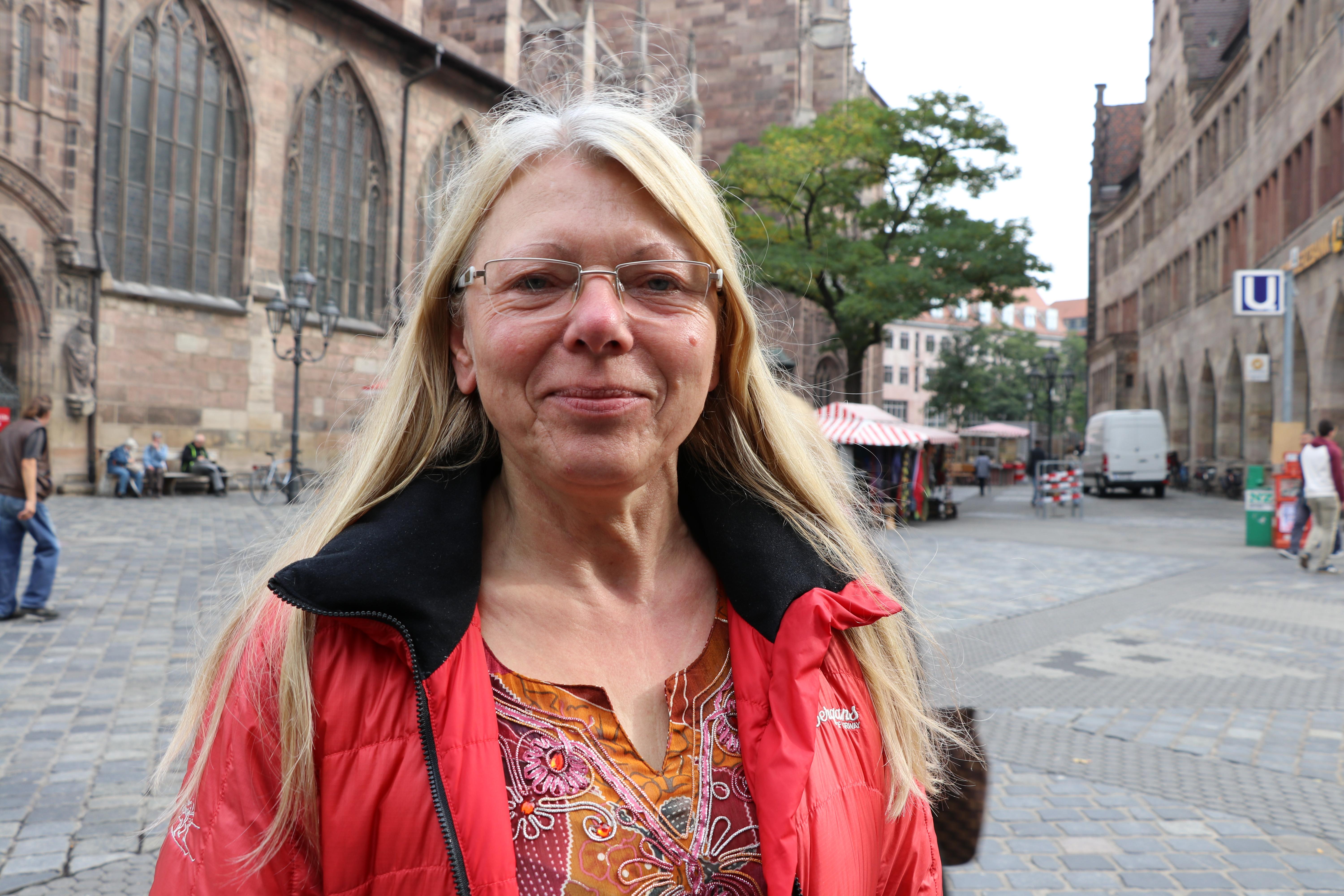 "Ich halte von den geplanten Tierversuchen am Nordklinikum gar nichts, weil sowieso schon vieles, was wir gar nicht wissen, in irgendwelchen Anstalten und Laboren stattfindet. Ich denke, das muss nicht sein, man kann vielleicht auch anders zu Forschungsergebnissen kommen als mit Tieren. Ich bin prinzipiell nicht dafür."