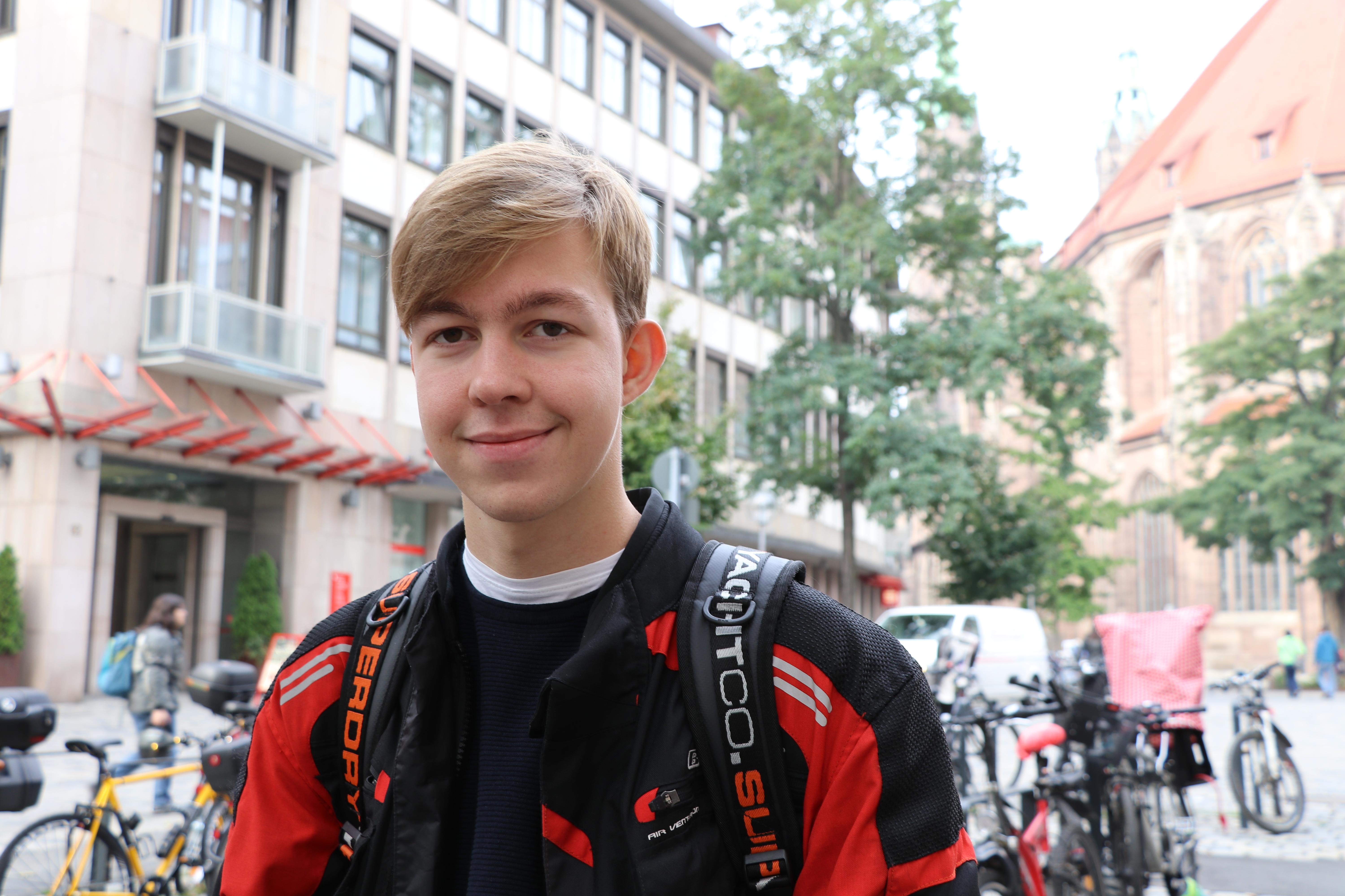 "Prinzipiell bin ich gegen Tierversuche, weil natürlich den Tieren geschadet wird. Aber ich finde, man muss auch immer ein bisschen weiterdenken, denn es nützt schon in einem gewissen Punkt der Menschheit, wenn dadurch neue Medizin entwickelt werden kann. Aber ich denke, das ist es einfach nicht wert, dass wir unsere Umwelt so misshandeln, außerdem gibt es auch andere Wege, so was auszutesten, als sich an Tieren zu vergreifen."