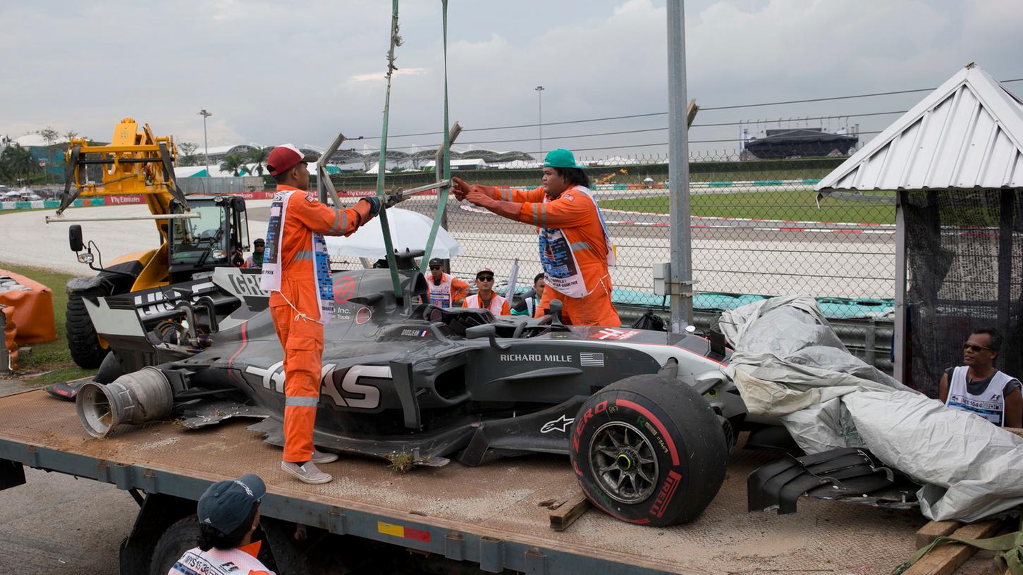Der Wagen des Franzosen Romain Grosjean vom Haas F1 Team wurde mit einem geplatzten Reifen von der Strecke abtransportiert.