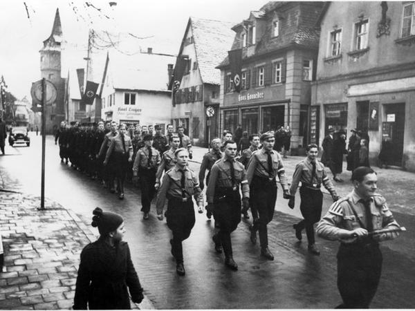 Strammer NS-Aufmarsch in der Rother Hauptstraße. Aufnahmen wie diese hat Kurator Schmid zuhauf aus verschiedenen Archiven ans Tageslicht befördert.