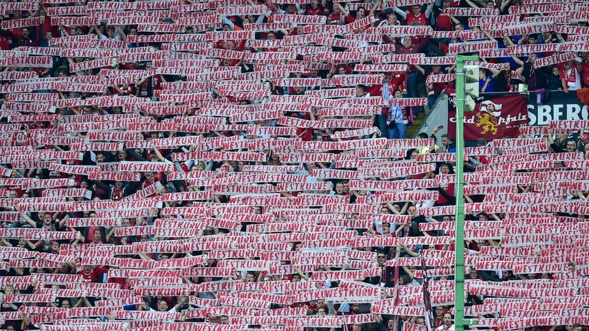Ein besonderes Lob geht an dieser Stelle an die Fans des 1. FC Kaiserslautern. Die schreien, singen und trommeln ihr Team nämlich nach vorne, so gut es geht. Aufgeben wollen sie hier beim Deutschen Meister von 1998 nicht, das ist zu spüren.