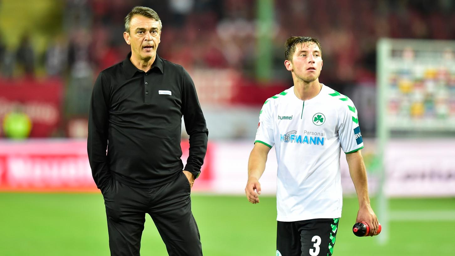 Fürths Trainer Damir Buric (l) will nach der 0:3-Klatsche gegen Kaiserslautern "alles hinterfragen".