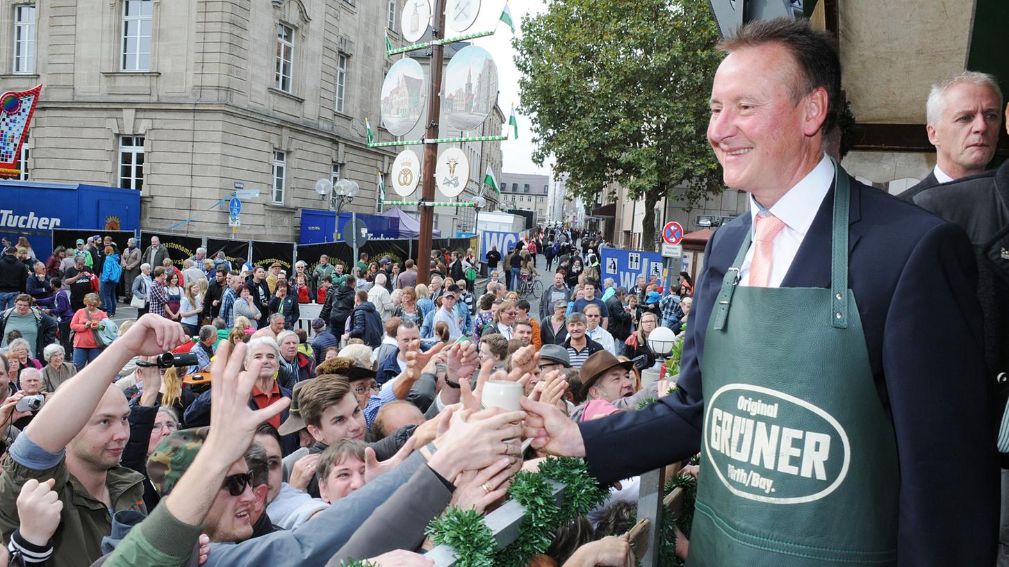 Er verteilt die ersten Maßen Bier: Fürths Oberbürgermeister Thomas Jung.