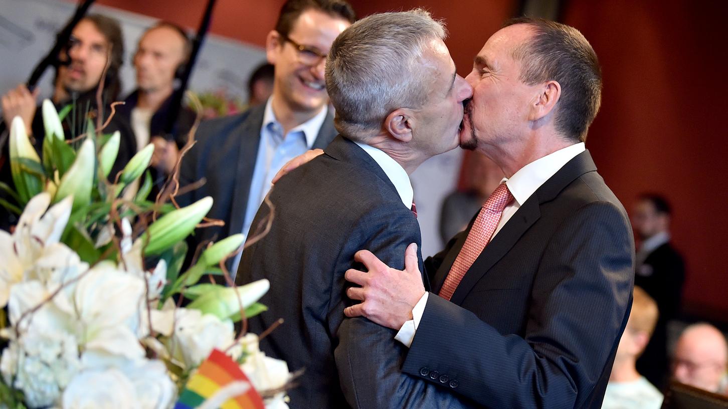 Erstes gleichgeschlechtliches Paar heiratet in Berlin