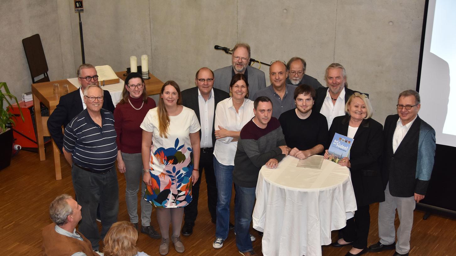 Teamwork: Stadtheimatpflegerin Karin Jungkunz (2. v. rechts) und das Autorenteam von „Auf in den Süden!“ Teamwork: Stadtheimatpflegerin Karin Jungkunz (2. v. rechts) und das Autorenteam von „Auf in den Süden!“