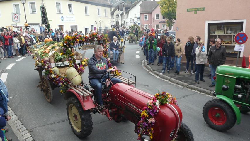 Bunter Festzug beim Erntedankfest 2017 in Muggendorf
