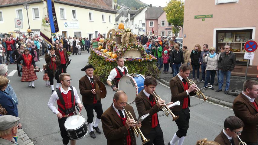Bunter Festzug beim Erntedankfest 2017 in Muggendorf