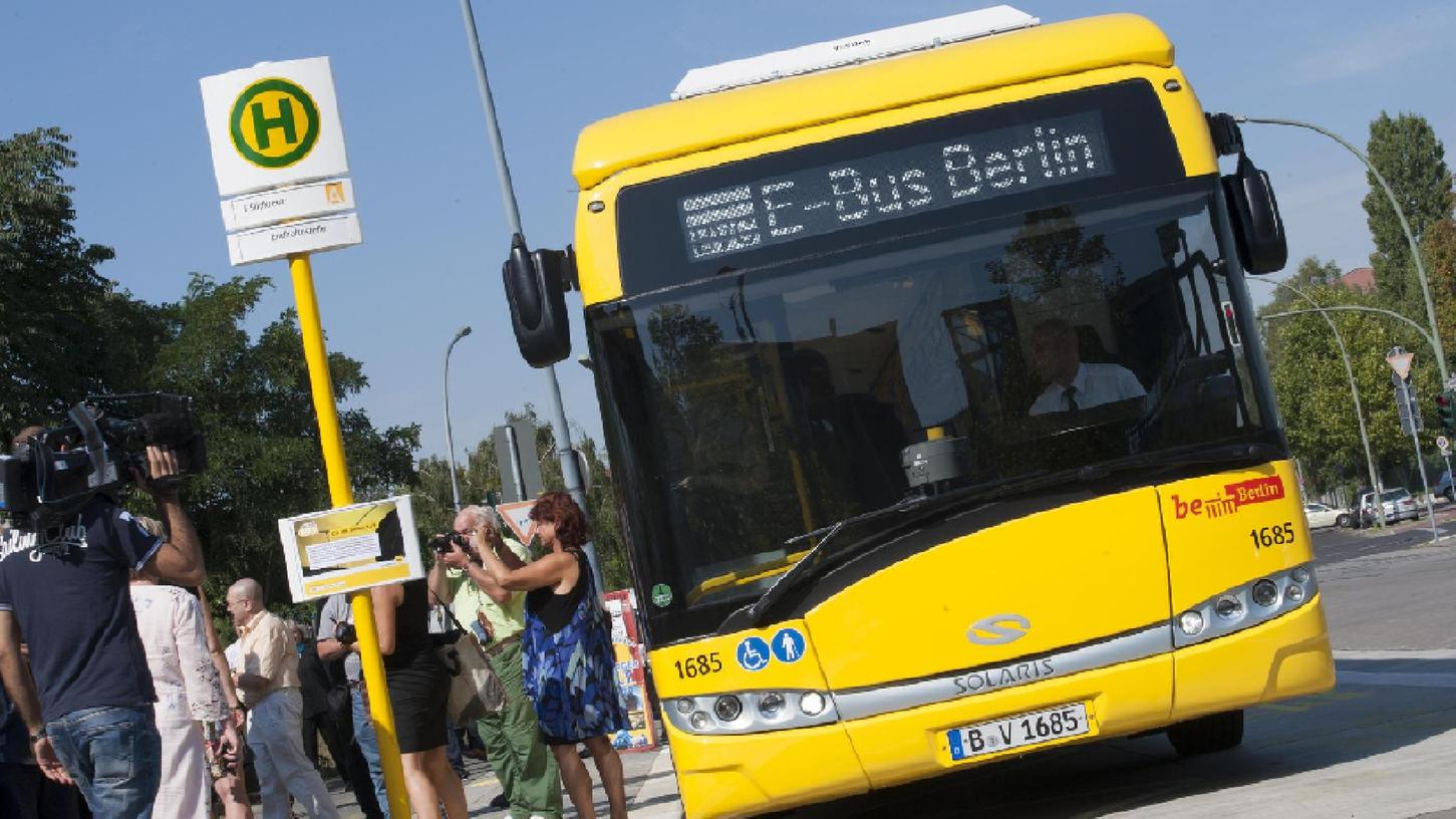 Berlin nimmt beim Umstieg auf E-Busse eine Sonderrolle ein. Bereits im August 2015 waren entsprechende Fahrzeuge in einem Pilotprojekt dort auf einer Linie unterwegs (Bild).