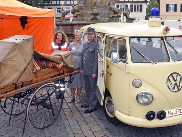Das Rote Kreuz zeigte in Schwabach einen 50 Jahre alten Krankentransporter und einen über 100 Jahre alten hölzernen Rettungskarren.
