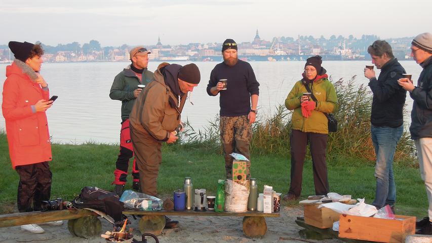 Wenn Guide Claus Eklundh Christiansen (Mitte) seine Gäste zum Angeln mitnimmt, beginnt der Tag schon vor Sonnenaufgang. Über dem offenen Feuer gebrauter Kaffee und dänische Kuchenspezialitäten helfen über die erste Müdigkeit hinweg.