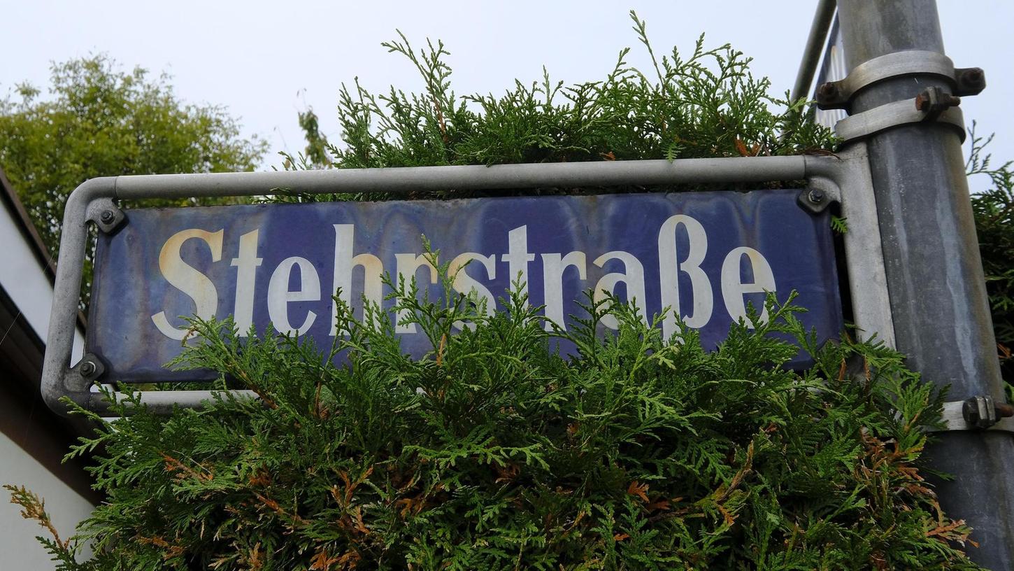 Eine idyllische Straße — doch ihr Name steht auf der Kippe. Ob die Stehrstraße in Fischbach weiterhin so heißt, wird sich zeigen.