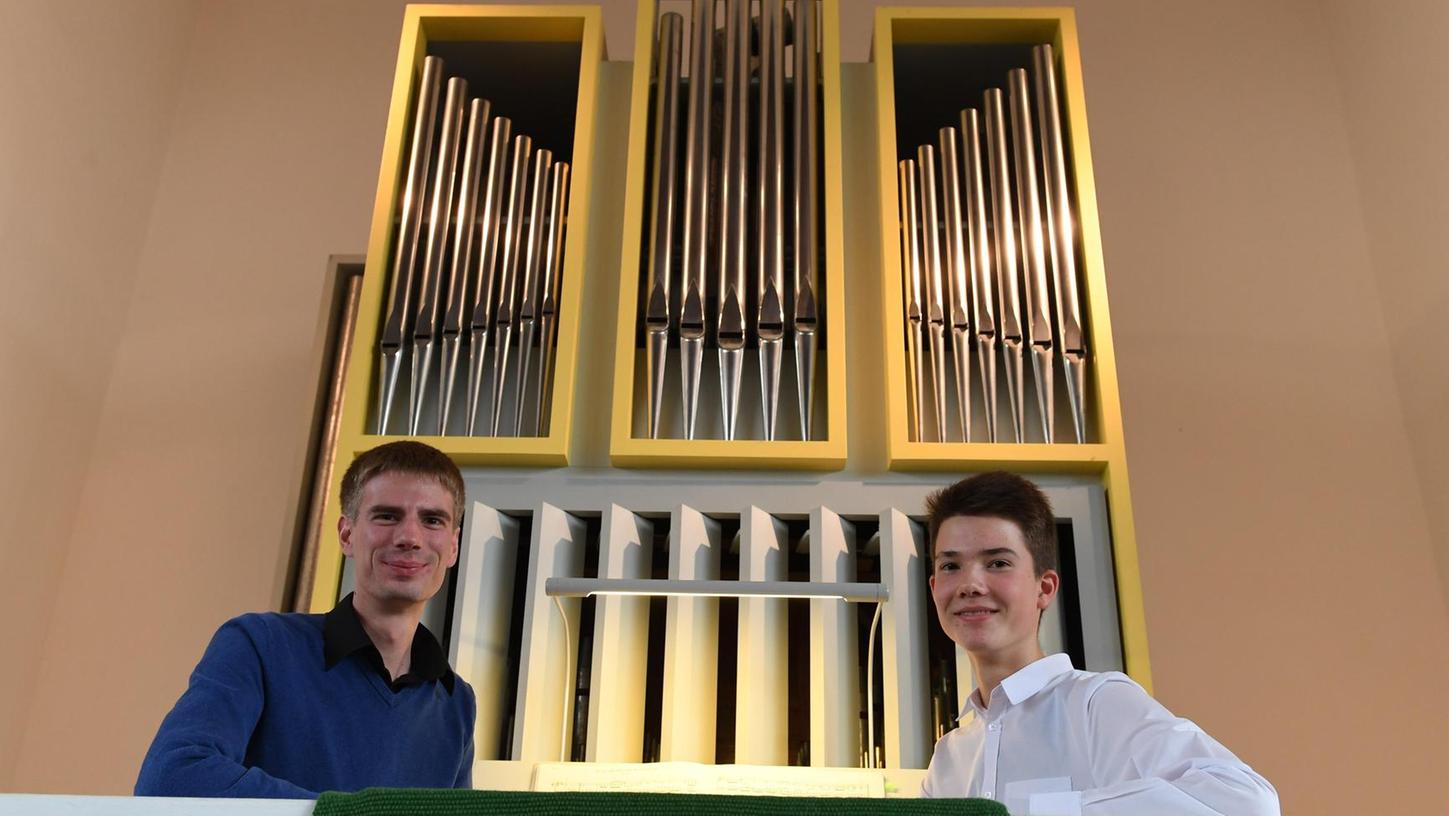 Klanggewalt der Orgel begeistert zwei junge Männer