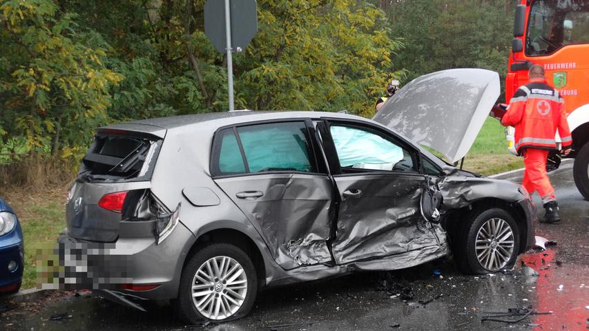 Totalschaden: Drei Autos prallen bei Cadolzburg ineinander 