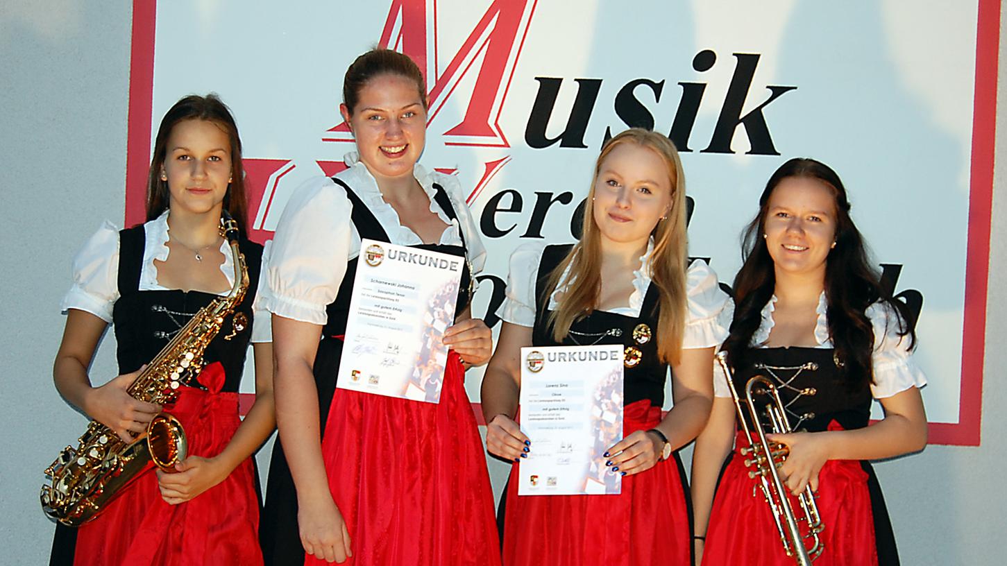 Von links nach rechts: Alina Nagengast (Saxophon), Johanna Scharnewski (Tenorsaxophon), Sina Lorenz (Oboe) und Maria Bräunig (Trompete).