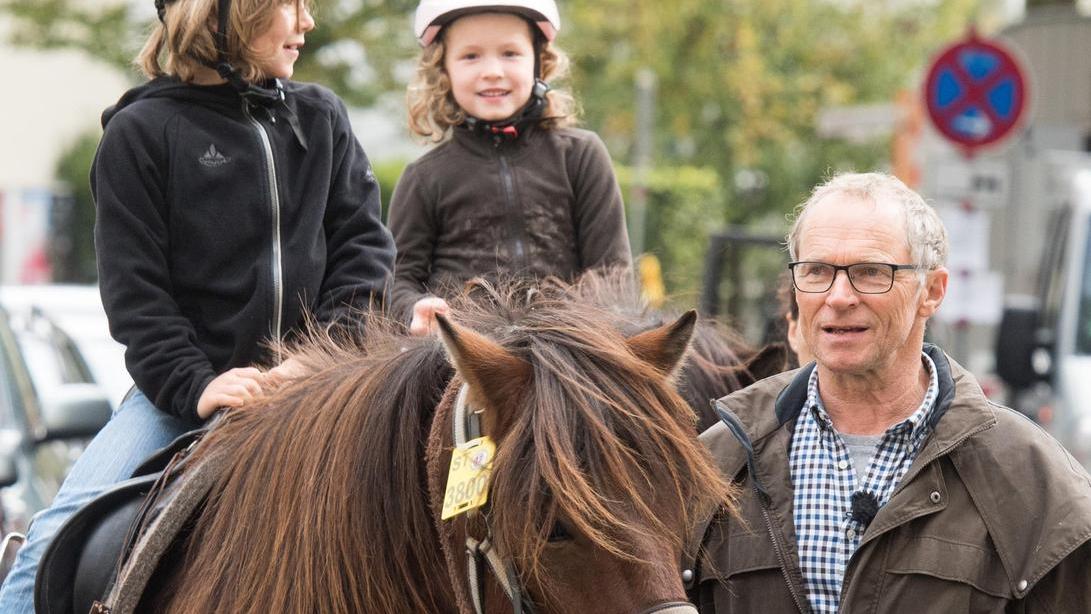 Schulweg mal anders: Abenberger holte Enkel mit Pferd ab