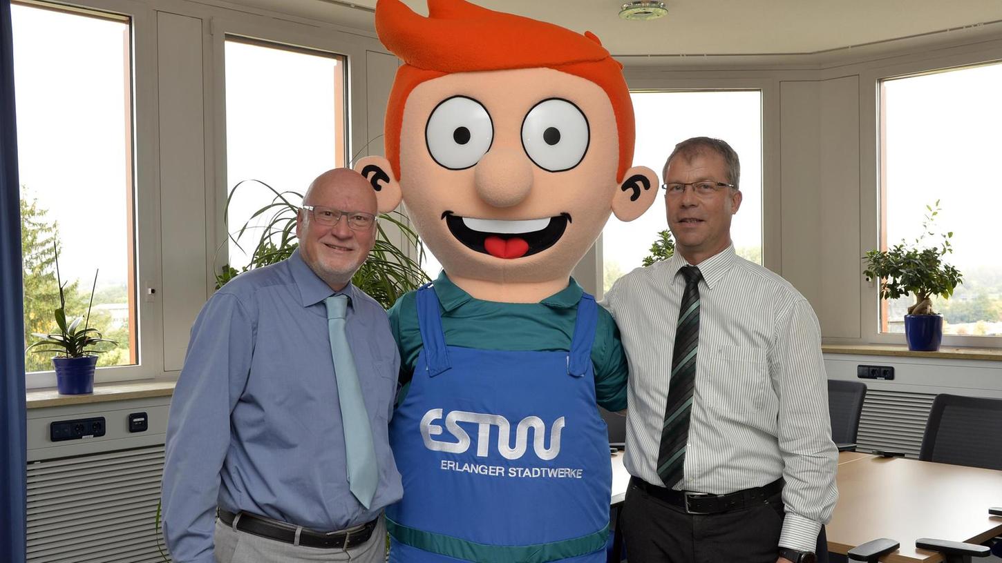 Zum 50-jährigen Jubiläum der Stadtwerke Aktiengesellschaft haben sich die Mitarbeiter ein Maskottchen gewünscht. Die ESTW-Vorstände Wolfgang Geus und Matthias Exner (r.) stellen Erwin vor.