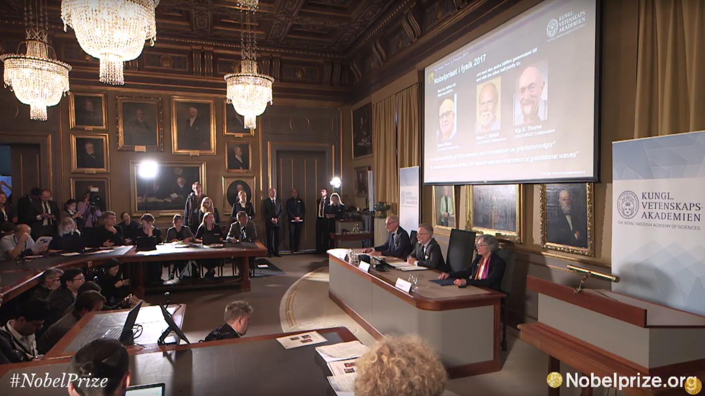 Die Jury verkündet die Preisträger des Physik-Nobelpreises Rainer Weiss, Barry Barish und Kip Thorne.