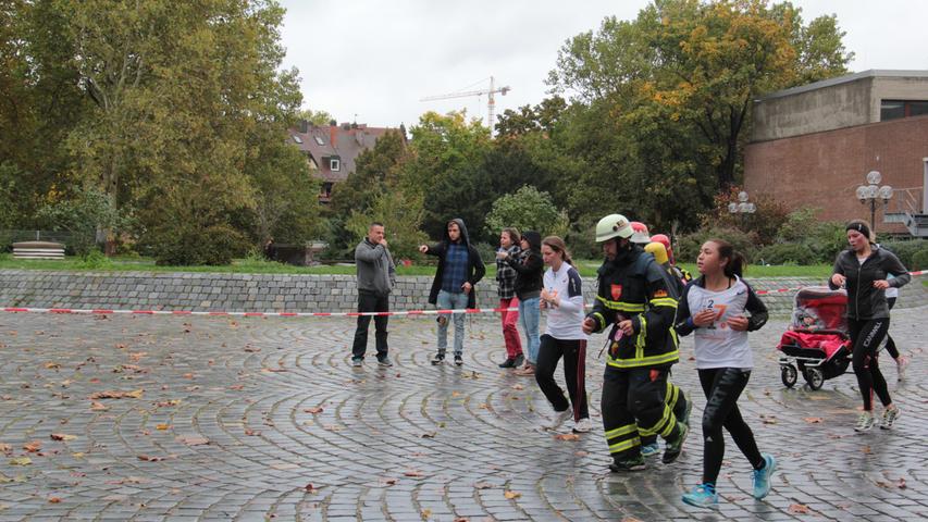 Mitten unter den Läufern: Zwei Feuerwehrmänner, welche die 10 Kilometer sogar in Uniform und mit zusätzlichem Gewicht absolvieren.