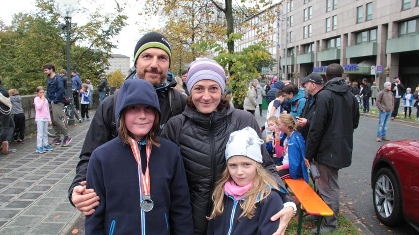 Matteo (links unten) hat seine Medaille für den Kinderlauf über 1,7 Kilometer glücklich um den Hals hängen.