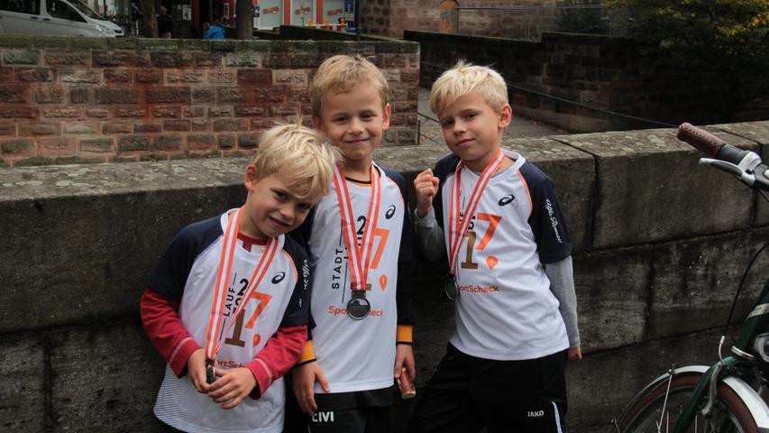 Auch Bennett, Luis und Matthes (von links) bekamen im Ziel Medaillen für ihren absolvierten Lauf.
