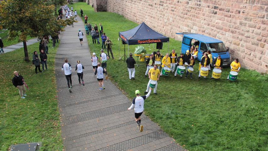 Die Sambagruppe União do Samba ist inzwischen umgezogen und stimmt die Läufer an der Frauentormauer auf den letzten Metern ein.