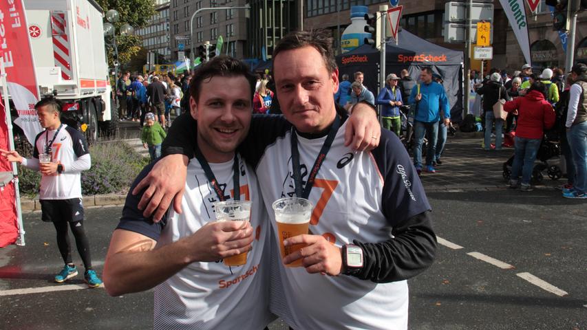 Ein kühles Bier nach dem Zieleinlauf, das haben sich Martin (links) und Stefan nach ihrem Halbmarathon wahrlich verdient.