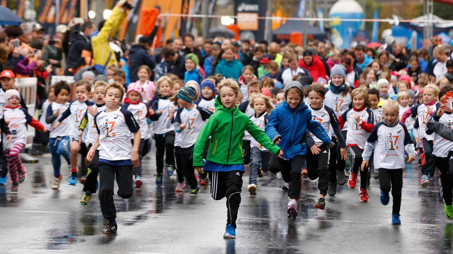 Hunderte Kinder sprinteten bei den Bambini- und Kinderläufen mit Eifer um die Wette.
