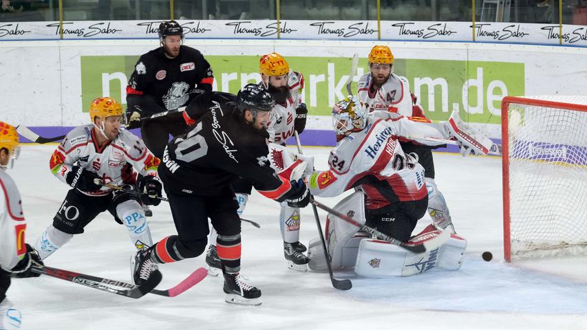 Nürnberg hat 20 Spiele absolviert, Bremerhaven schon 21 - die Ice Tigers zählen als Zweiter zu den Spitzenteams und Bremerhaven hat nach einer ersten Saison in der deutschen Eishockey Liga, die aufhorchen ließ, noch keinen Einbruch erlebt - vielleicht kommt der auch gar nicht. Platz sechs ist momentan der Lohn.
