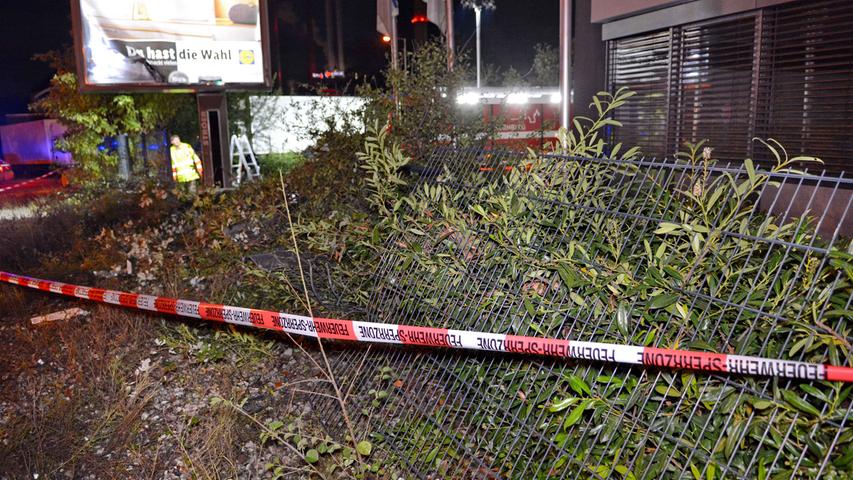 Ein Drogenspürhund suchte noch in der Nacht auf Mittwoch das Wrack an der Schwabacher Straße nach Betäubungsmitteln ab. Im Auto fand die Polizei Drogen und Waffen.