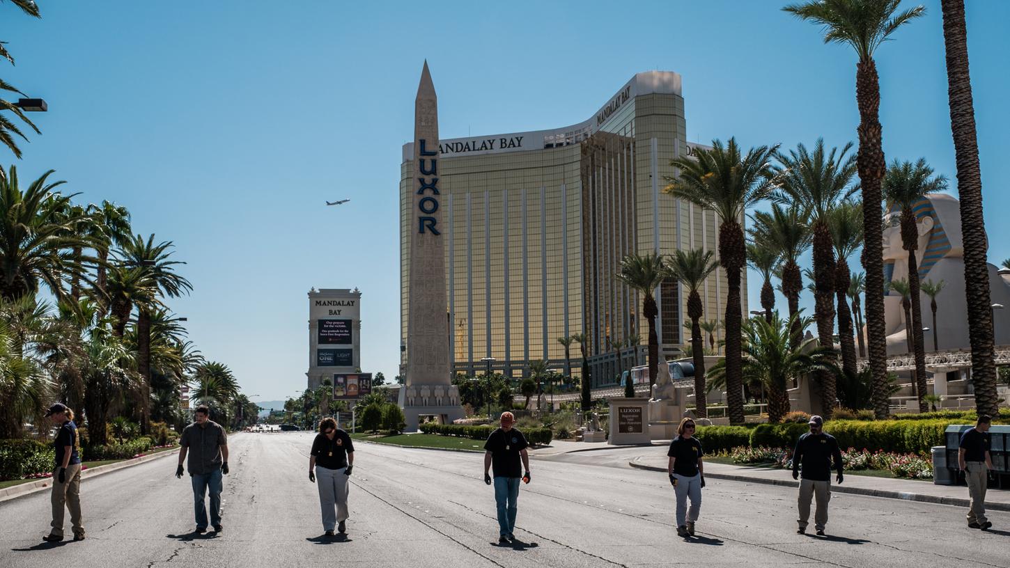 Beamte des FBI suchen in Las Vegas nach Spuren des Massakers vom Sonntagabend.