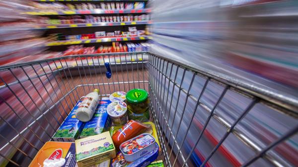 Um die Zahl der Kunden in einem Geschäft überschaubar zu halten, gab und gibt es Zutritt nur mit Einkaufskorb oder -wagen.