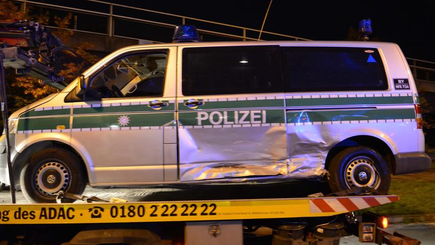 Unfall an der Stadtgrenze: Polizeibus kippt um