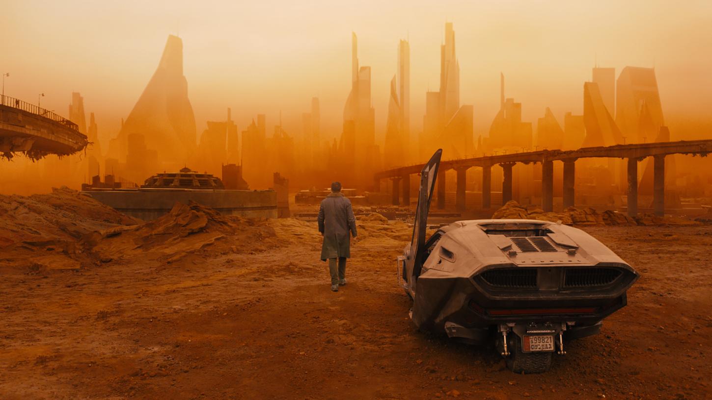 In "Blade Runner 2049" sieht die Zukunft noch um einiges düsterer aus als in Ridley Scotts Kultfilm von 1982: Die Landschaft ist verwüstet, San Diego hat sich in eine riesige Müllkippen verwandelt. Inmitten des Untergangs sucht K (Ryan Gosling) ein Replikantenkind, das er töten soll.