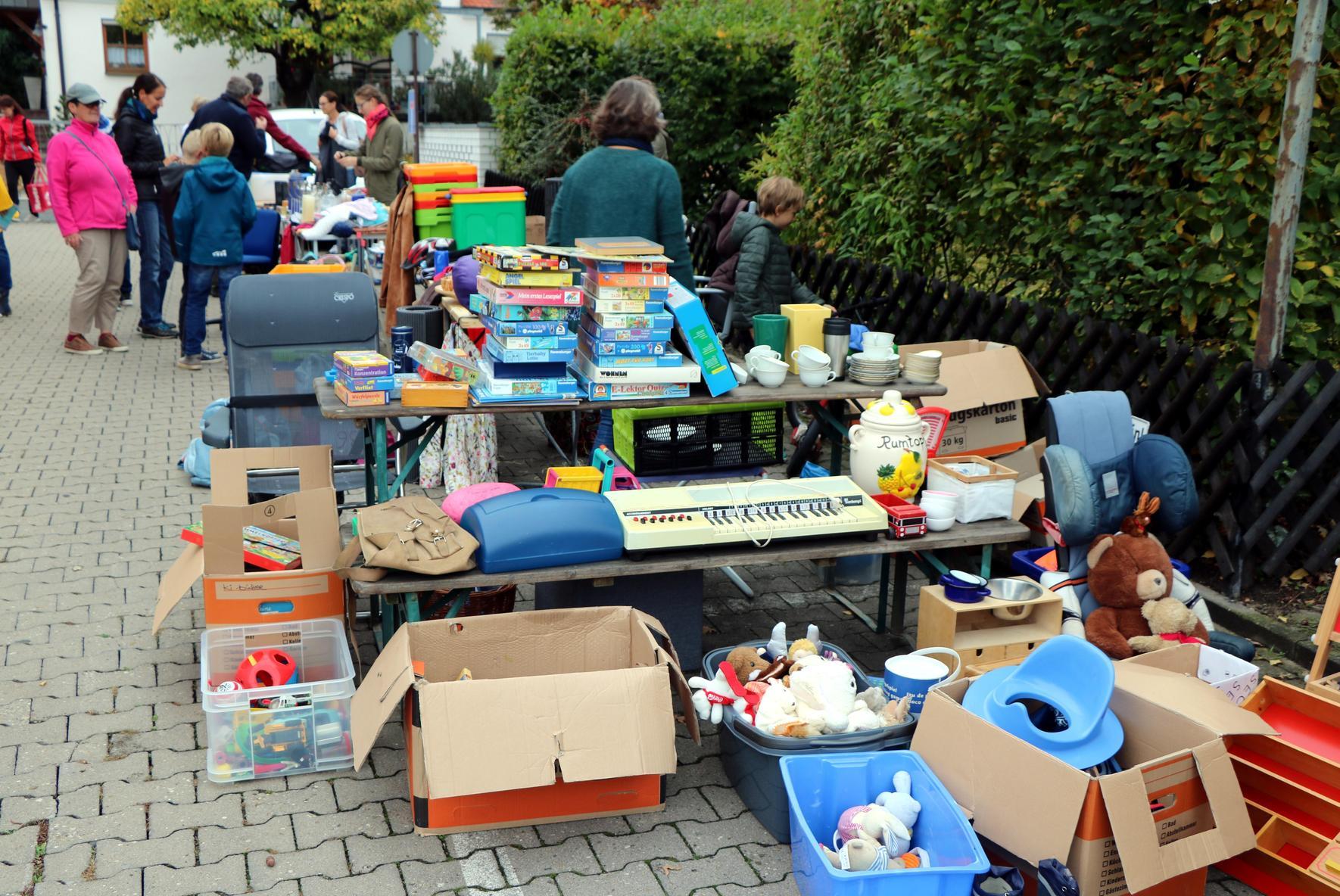 Trödeln beim Garagenflohmarkt in Bubenreuth Nordbayern