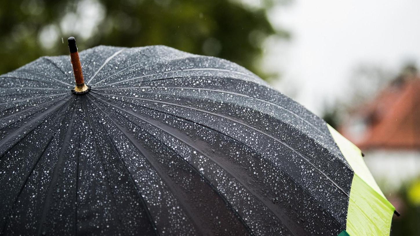 Die Regenschirme könnten in Franken bis zur Wochenmitte wieder häufiger zum Einsatz kommen.
Die Regenschirme könnten in Franken bis zur Wochenmitte wieder häufiger zum Einsatz kommen.