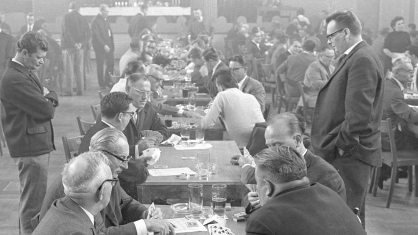 Gespannte Atmosphäre im Saal bei der 7. Nürnberg-Fürther Skatmeisterschaft. Einige Kiebitze verfolgen stehend das Spiel der "Konkurrenz".  Hier geht es zum Kalenderblatt vom 9. Oktober 1967: Auch Frauen "reizten" mit