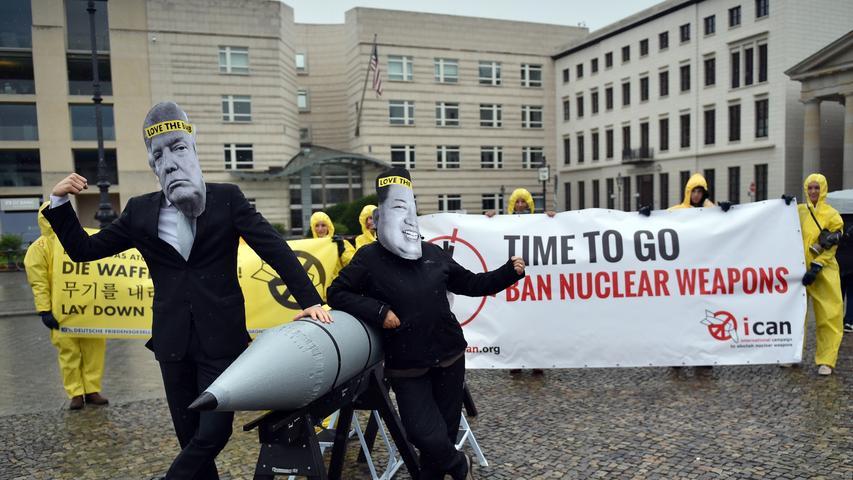 Unter anderem durch Proteste lenken die Aktivisten der "Ican" die Aufmerksamkeit der Menschen auf die Gefahren von Nuklearwaffen. Ihre Kampagne strebt ein vertragliches Verbot von Atomwaffen an.