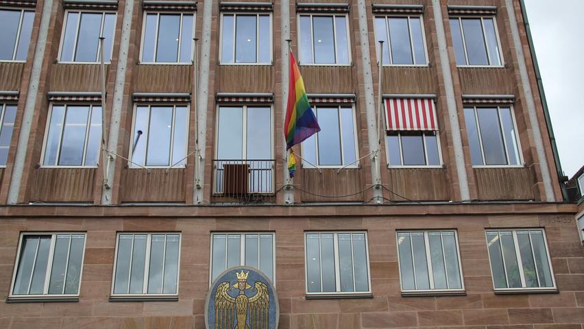 6. Oktober: Heute schließen in Nürnberg die ersten homosexuellen Paare ihre Ehe. Zur Feier des Tages weht am Rathaus den ganzen Tag lang eine Regenbogenfahne.