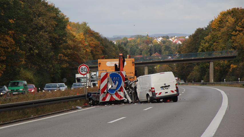 A3 bei Regensburg: Kleinbus kollidiert mit Lkw