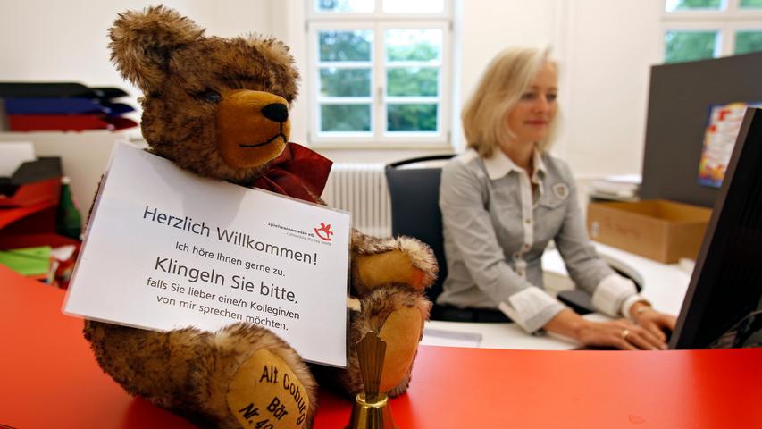 Am Empfang wird man schon mal von einem Teddybären begrüßt. Aber natürlich helfen auch "richtige " Mitarbeiter mit Rat und Tat.