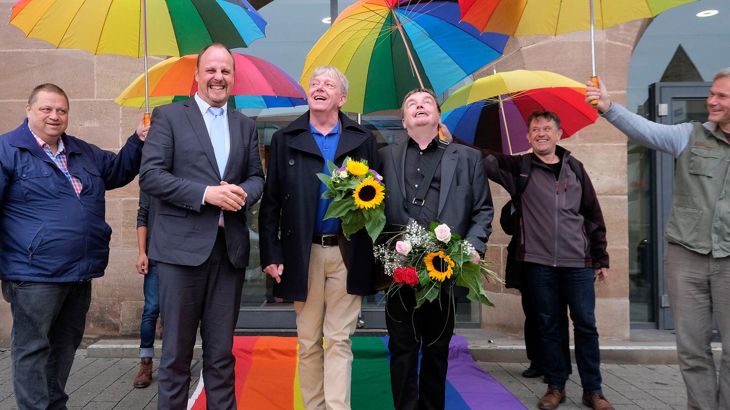 Es war bunt: Die Stadt rollte zur Hochzeit von Reiner Sikora und Lothar Schlosser den Regenbogenteppich aus.