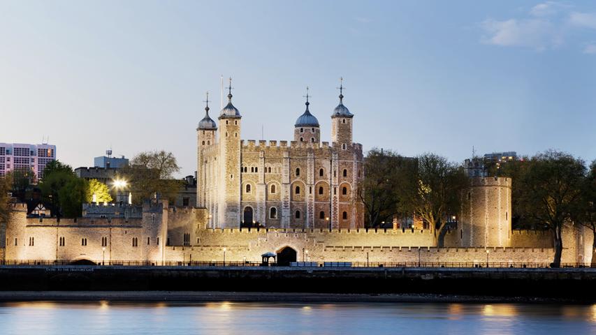 Selbstverständlich unterscheiden sich die Gespenster im Tower of London deutlich von gewöhnlichen Geistern - immerhin war der Turm einmal ein königlicher Palast. Prinz Edward V. (12 Jahre) und sein jüngerer Bruder Richard (10 Jahre) sollen 1483 von ihrem Onkel, dem Herzog von Gloucester, später Richard III., im Tower ermordet worden sein. 1536 hat sich König Heinrich VIII. seiner Frau, Königin Anne Boleyn, im Tower entledigt. Das bizarrste Gespenst, das hier gesichtet wurde, ist eines in Bärengestalt, das einen armen königlichen Leibgardist im Martin Tower zu Tode erschrak.