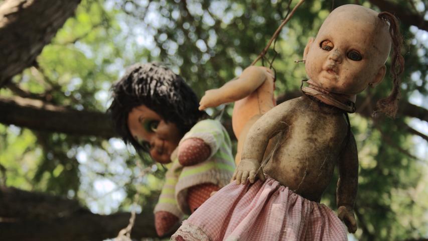 Die wunderschönen, künstlich angelegten Kanäle von Xochimico in der Nähe von Mexiko-Stadt wurden 1987 zum UNESCO-Weltkulturerbe erklärt. Sie bergen jedoch ein makaberes Geheimnis: Auf einer der schwimmenden Inseln starren einen die seelenlosen Augen von Hunderten von Puppen an, die an Bäumen aufgehängt sind. Viele der Puppen sind verstümmelt oder von der Witterung zerstört. Der Legende nach wurde die "Isla de las Muñecas" (Puppeninsel) von ihrem einzigen Bewohner Julián Santana Barrera, genannt Don Julián, geschaffen. 1951 entdeckte er den am Ufer angespülten Leichnam eines jungen, ertrunkenen Mädchens. Nach diesem Erlebnis begann er, weggeworfene Puppen zu sammeln und sie an die Bäume der Insel zu hängen – angeblich, um ihren Geist zu besänftigen, von dem er sich verfolgt fühlte. Fünfzig Jahre lang fuhr er mit seiner beängstigenden Puppensammlung fort. Seit seinem Tod im Jahr 2001 haben die Menschen den Ort so belassen, wie er ihn hinterließ.