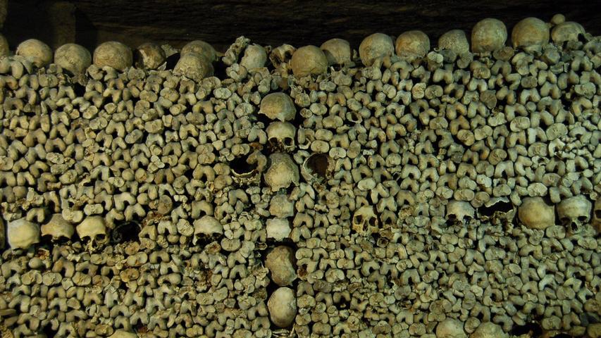 "Totenschädel, soweit das Auge reicht", könnte eine passende Beschreibung für die berühmten Katakomben von Paris sein. In diesem unterirdischen Massengrab liegen die Knochen von mehr als sechs Millionen Menschen. Im 18. Jahrhundert wurden die Toten dorthin überführt, da die Friedhöfe der französischen Hauptstadt überfüllt waren. Ein wahrlich gruseliger Ort.