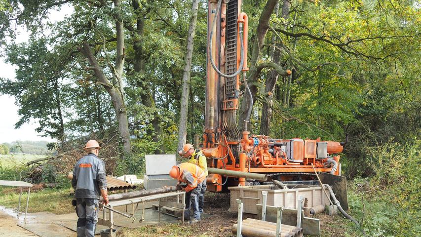 Bohren im Dienste der Wissenschaft: Arbeiter haben am Karlsgraben ein 30 Meter tiefes Loch gebohrt.