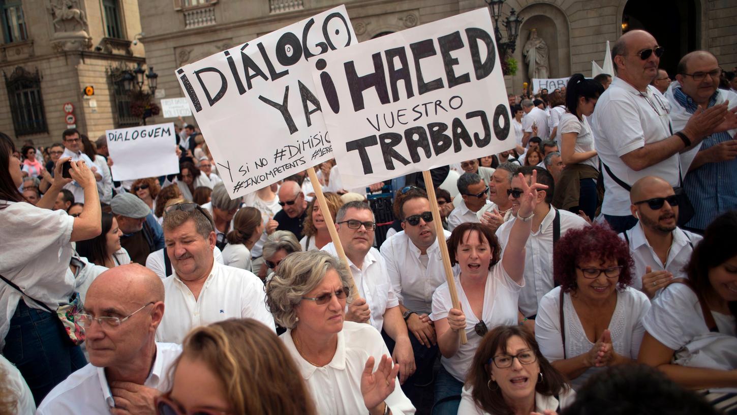 In Barcelona hielten Demonstranten Plakate mit der Aufschrift "Dialog jetzt" und "Erledigt eure Aufgabe" während einer Kundgebung, die von der Gruppe "Let's talk" (Parlem, Hablemos) veranstaltet wurde. Die Gruppe tritt für einen Dialog in Katalonien ein.