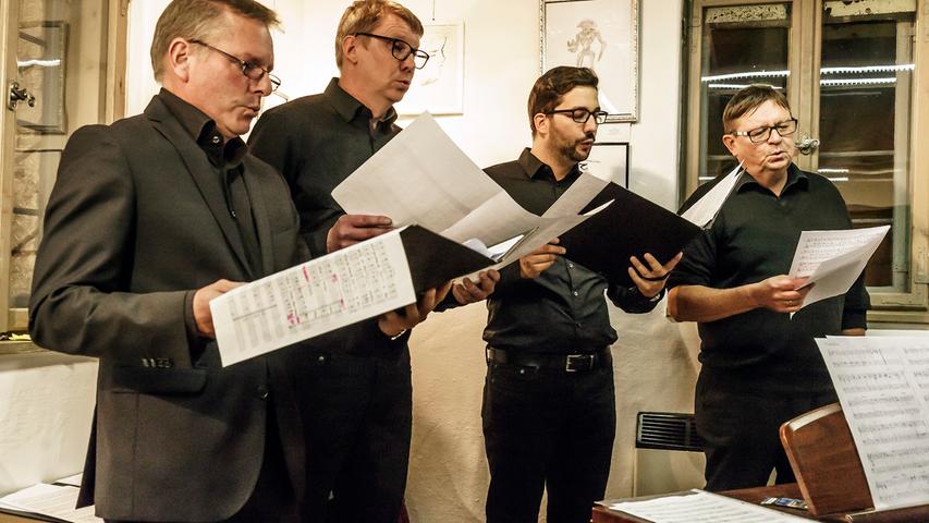 Im Stadtturm tritt das Männer-Gesangsquartett der Christuskirche Höchstadt "Four-to-Night" mit Fritz Schäfer (Tenor), Thomas Förtsch (Tenor), Casrsten Constien (Bariton) und Oliver Kohrmann (Bass) sowie Klaus Stolper am Klavier auf.
