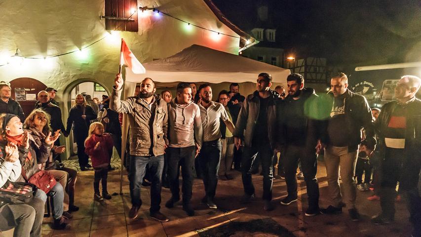 Die "Nacht der Kulturen" in Höchstadt, im Hof des Kuhstalls hinter der Sparkasse tanzen arabische Flüchtlinge für deutsche Zuschauer.