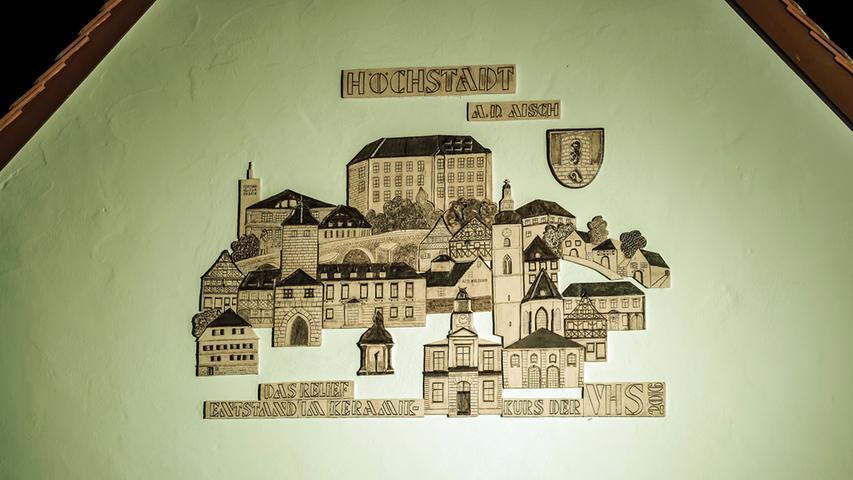 Die "Nacht der Kulturen" in Höchstadt, das neue Höchstadt-Relief, geschaffen von einem VHS-Kunstkurs, an der Wand des Kuhstalls hinter der Sparkasse.